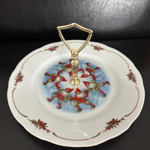 Old Fashioned Christmas by Christineholm Porcelaine Luncheon-Dessert Plae Disc. - Picture 1 of 7